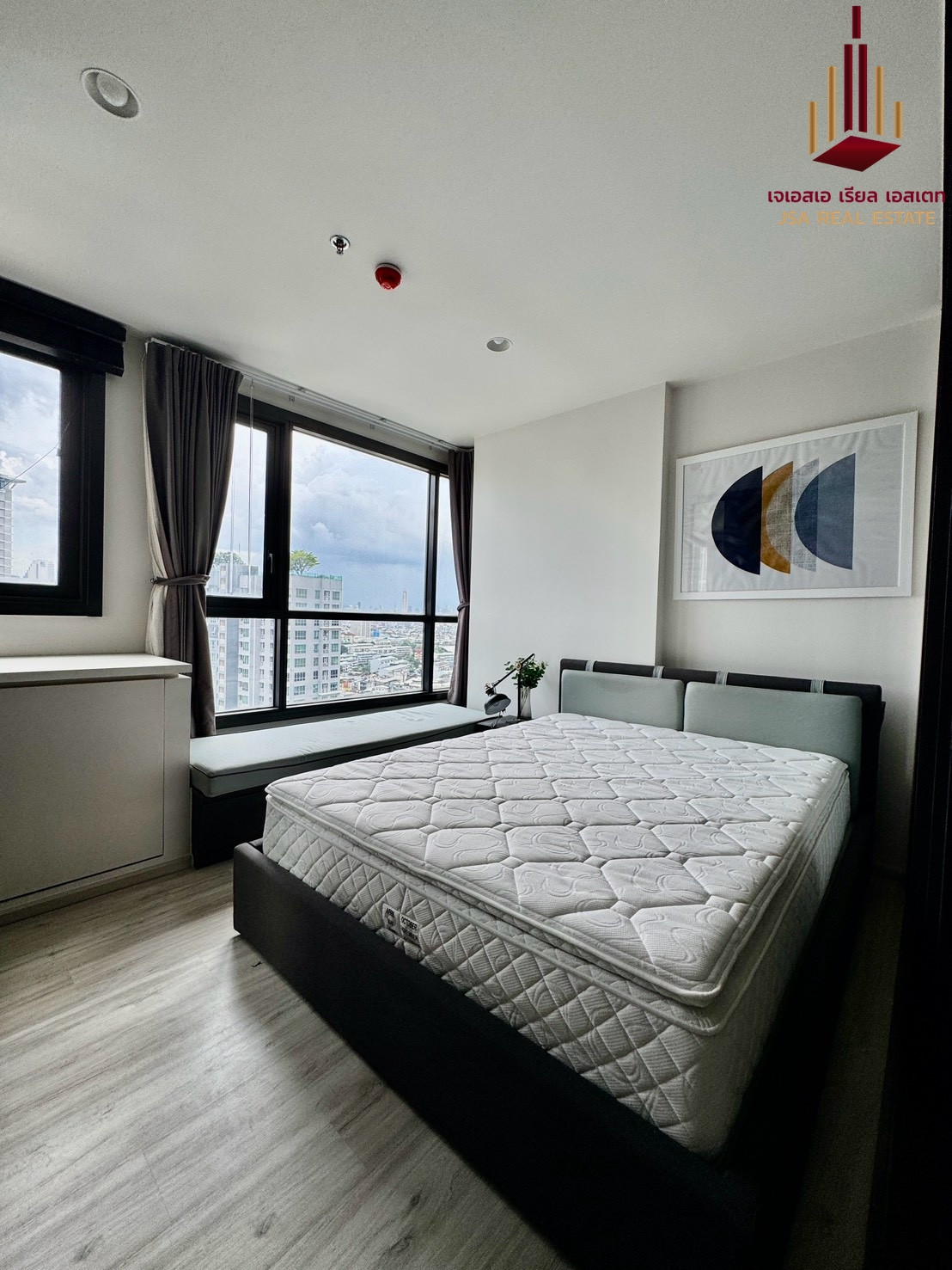 ✨ For Rent: XT Huaikhwang Condo ✨  💰 Only 18,000  THB/month 