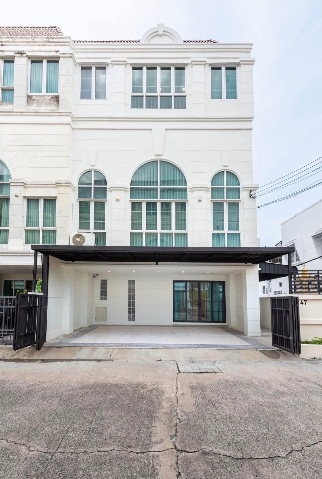 Home Office 4 floors, ready for use, location Lat Phrao - Wang Hin 76, usable area 300 sq m, 4 bedrooms, 5 bathrooms, parking for 4 cars, 55,000 baht.