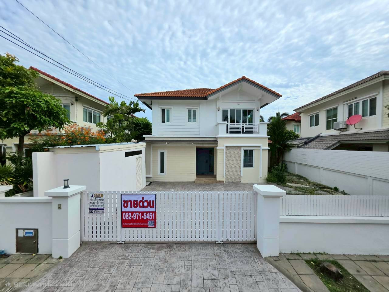 Urgent sale! House in very good condition, 83.4 sq m., parking for 4 cars, complete with furniture and electrical appliances, large kitchen.