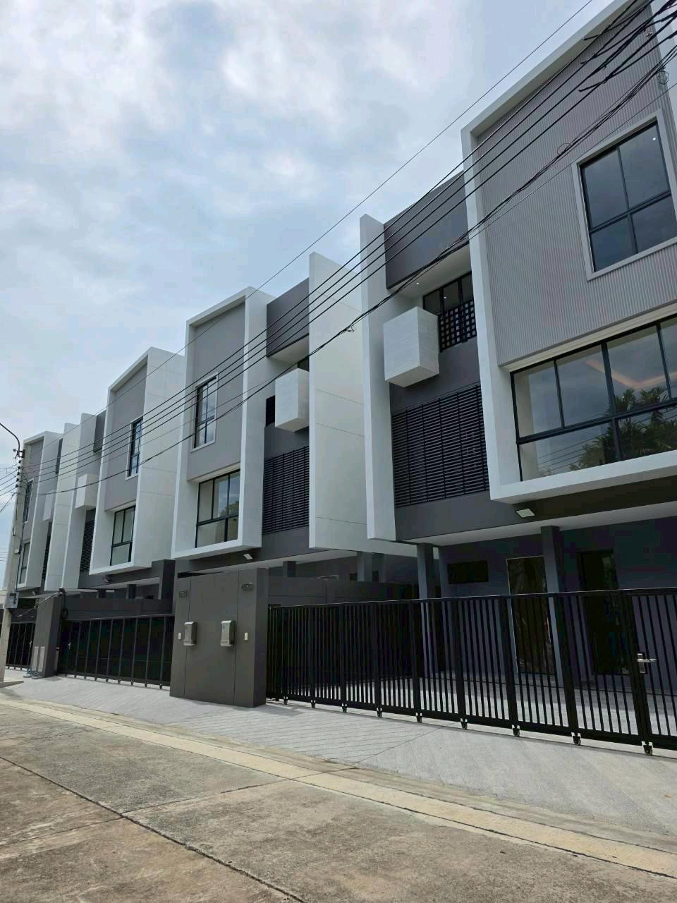 📣บ้านเดี่ยวพร้อมอยู่📍 Feel town ✨️ ลาดพร้าว 101 🏢 ตอบโจทย์ชีวิตคนเมืองใกล้MRTลาดพร้าว 101 🚆 วัสดุพรีเมี่ยม และฟังก์ชั่นที่รองรับทุกการใช้ชีวิต 🍃🔥 – รูปที่ 4