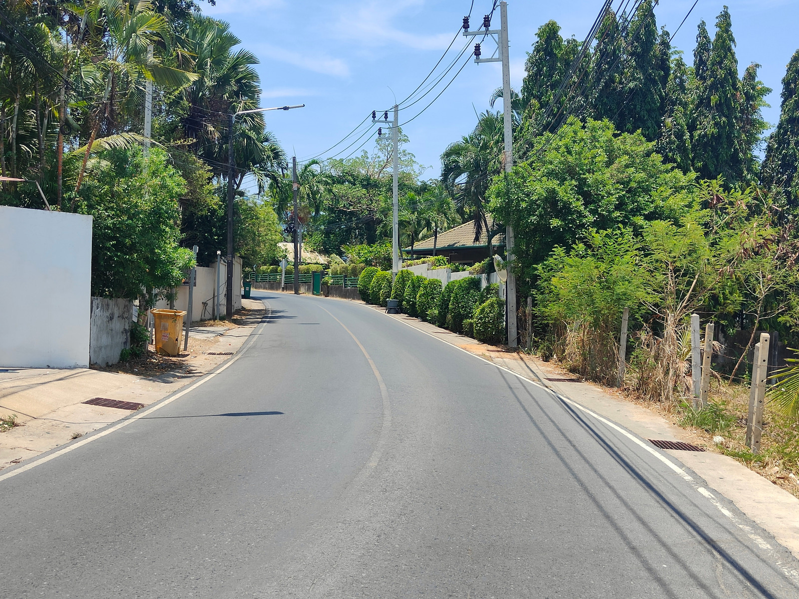 Land for sale in Rawai, Nai Harn Beach. Naya Road. Size: 1 rai. 47 million baht. Ideal for a pool villa project, a luxury vacation home. Excellent environment. – รูปที่ 2