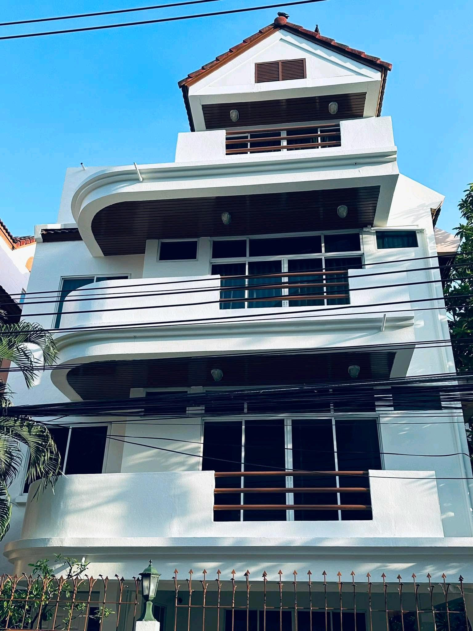 Single house for rent, 5 bedrooms, near Emporium. Terminal 21, Asoke, Sukhumvit 31 and Phrom Phong BTS Station
Area 350-400 sq m, 5 bedrooms, 5 bathrooms, CCTV, small garden, parking for 2-3 cars, maids room.
Price 120,000 baht/month
2 months deposit Single house for rent, 5 bedrooms, near Emporium. Terminal 21, Asoke, Sukhumvit 31 and Phrom Phong BTS Station
Area 350-400 sq m, 5 bedrooms, 5 bathrooms, CCTV, small garden, parking for 2-3 cars, maids room.
Price 120,000 baht/month
2 months deposit