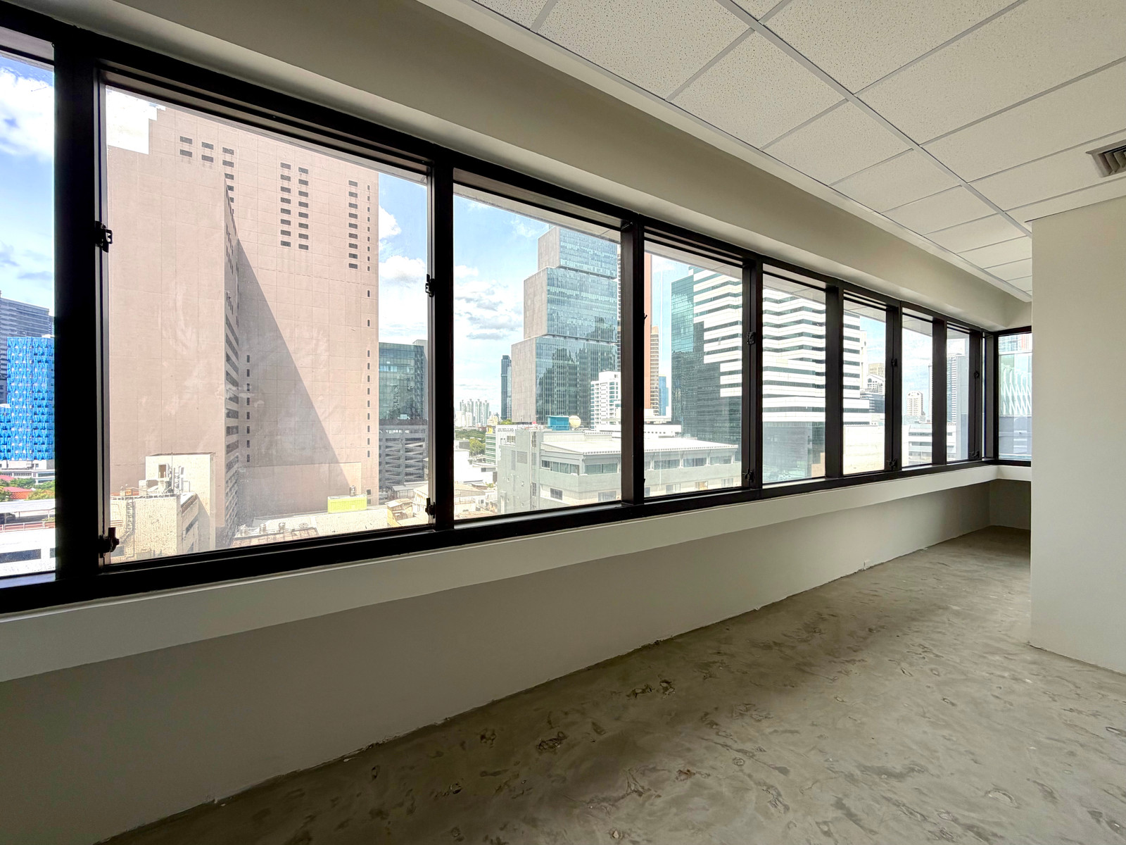 Renovated office, อยู่ติด BTS ศาลาแดง มีร้านอาหารและห้างในตึก Renovated office, อยู่ติด BTS ศาลาแดง มีร้านอาหารและห้างในตึก