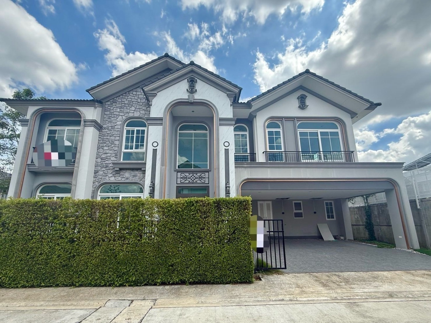 ✨Selling at a loss❌ Grandio Sathorn ✨