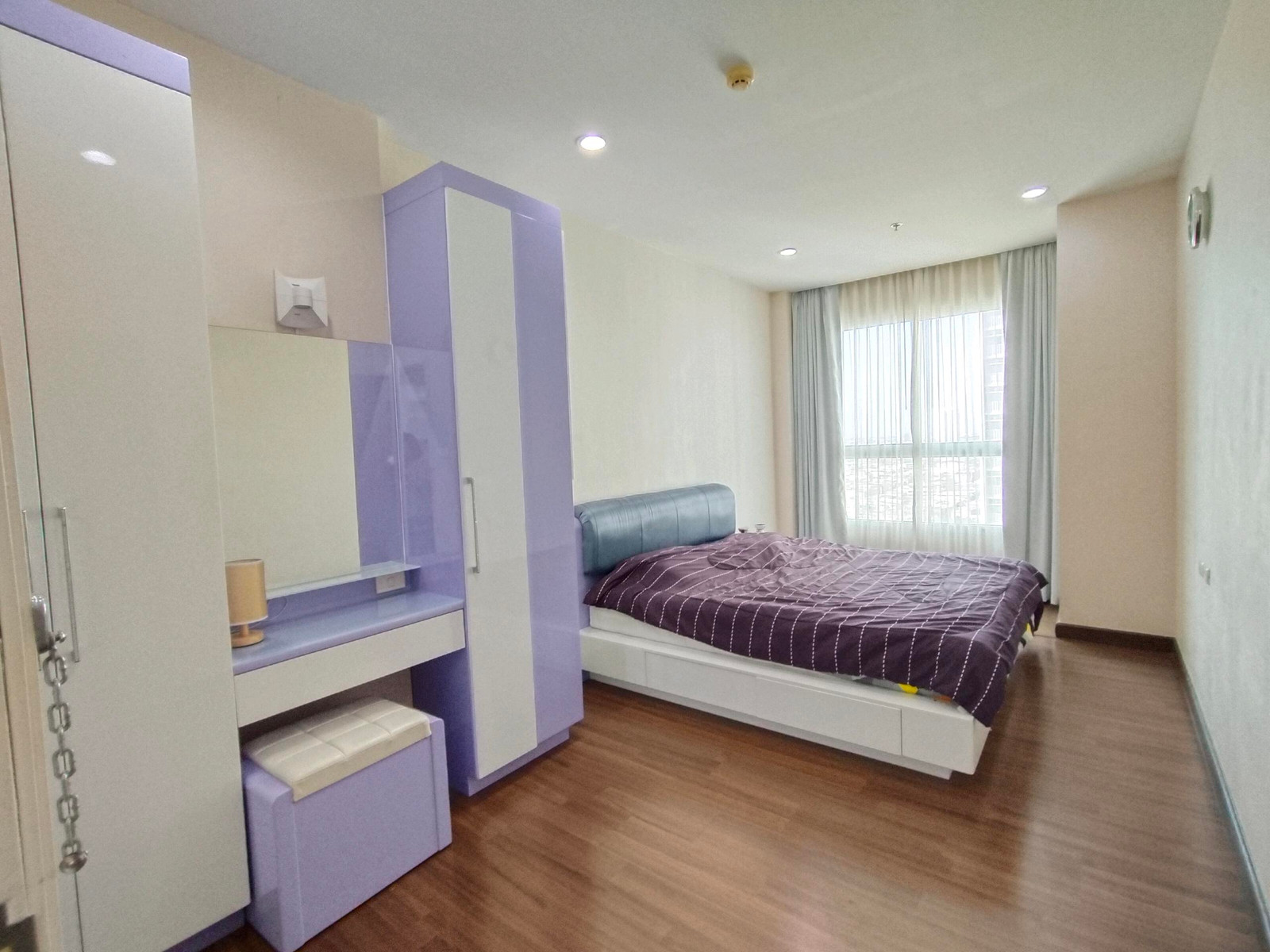 Rent a beautiful room in pastel purple. Ready to move in, fully furnished. Rent a beautiful room in pastel purple. Ready to move in, fully furnished.