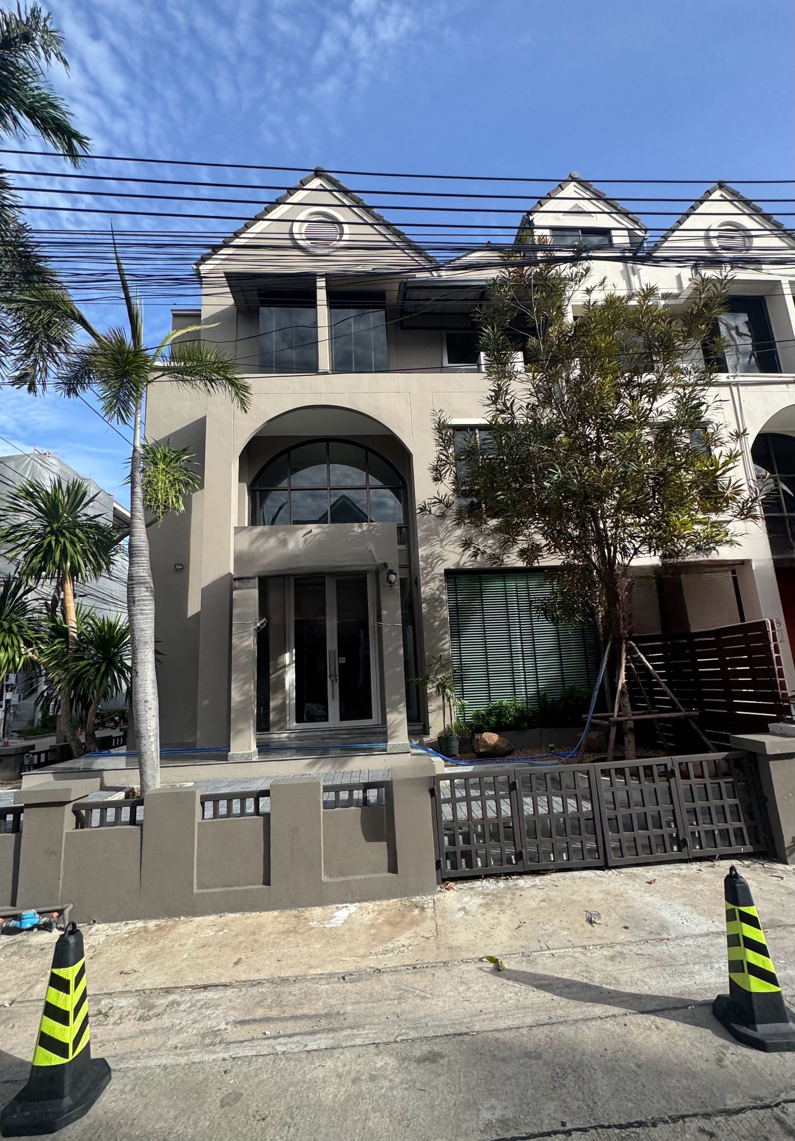 For rent, home office studio, Town in Town, Soi Lat Phrao 94, Lat Phrao District, Bangkok, parking for 7 cars, company registration possible. For rent, home office studio, Town in Town, Soi Lat Phrao 94, Lat Phrao District, Bangkok, parking for 7 cars, company registration possible.