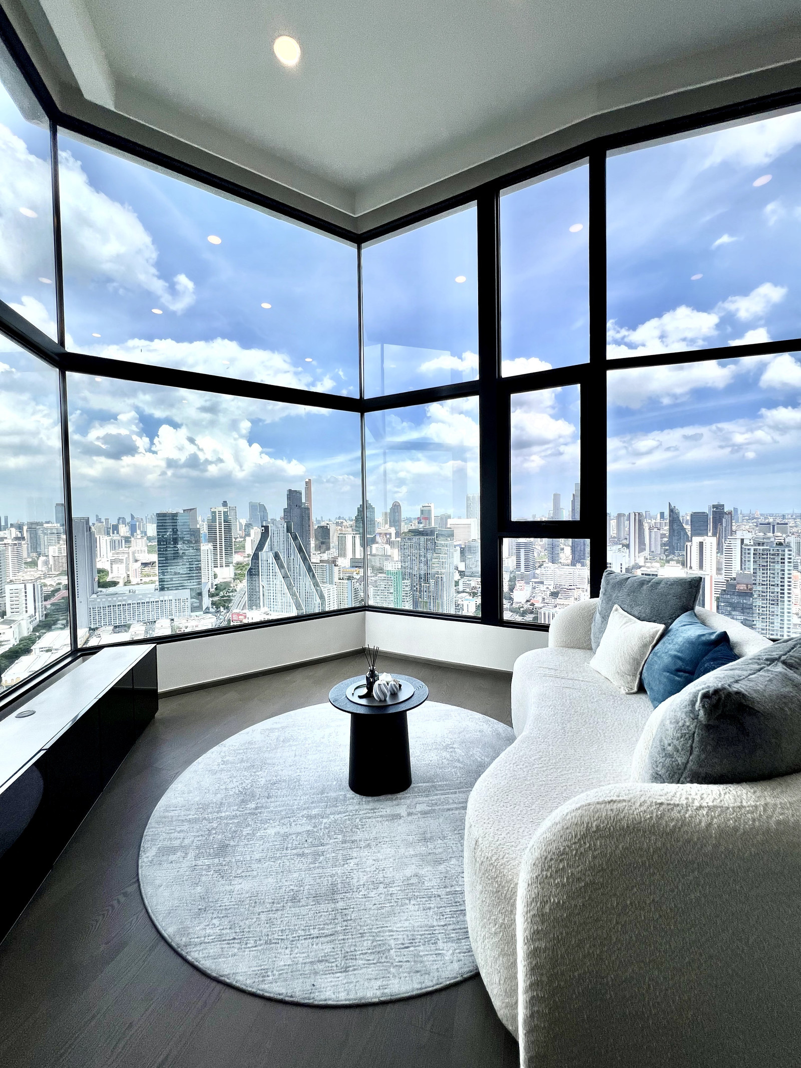 Rare Unit! High Ceiling เพดานสูง 2 ชั้น 2 BED 2 BATH ห้องมุม 83.86 ตร.ม. วิวเมือง + วิวแม่น้ำ ห้องสุดท้ายของวิวนี้
