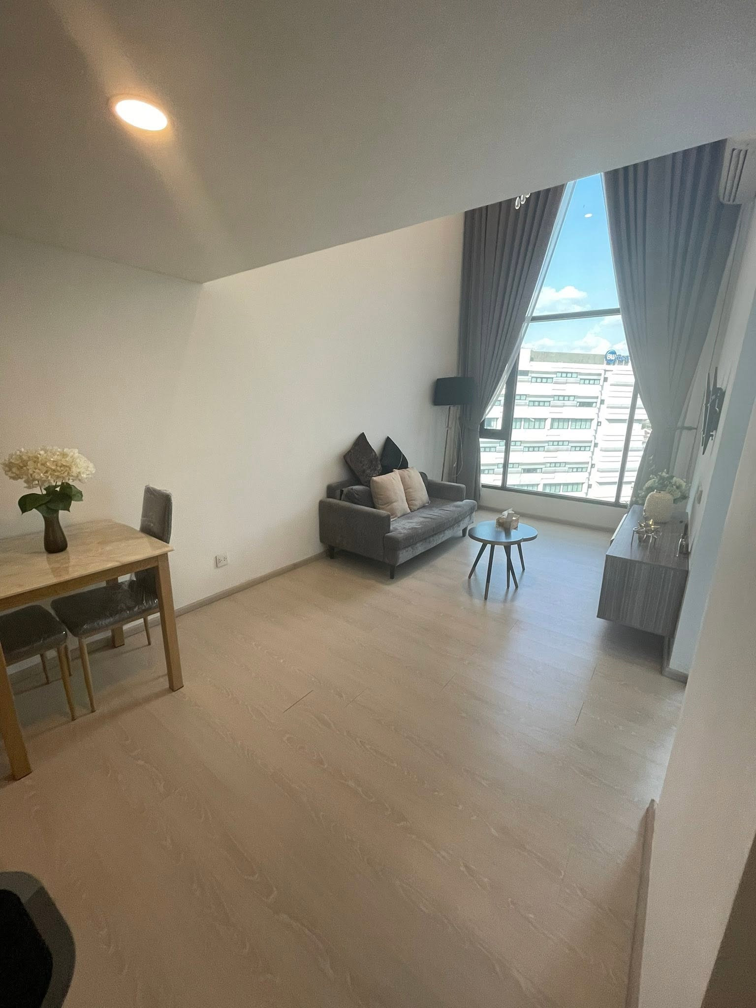 🌍 ขายคอนโด Duplex 2 ห้องนอน ห้องไม่ร้อน ตกแต่งสวย  บิ้วอินเฟอนิเจอร์พร้อม เครื่องใช้ไฟฟ้าครบ ใกล้ BTS วัดพระศรีมหาธาตุ มาพร้อมสิทธิพิเศษฟรีค่าโอนนกรรมสิทธิ์!🎉 – รูปที่ 4