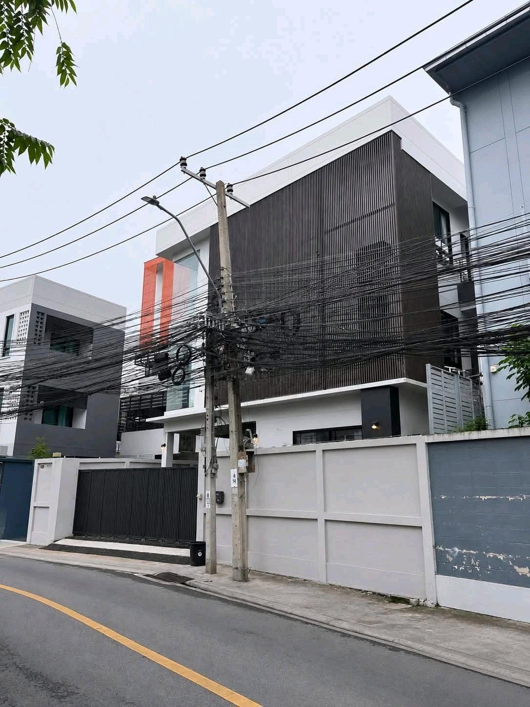 🏡✨ 3-story detached house for rent, potential location near MRT Sutthisan - Huai Khwang 🚆 🏡✨ 3-story detached house for rent, potential location near MRT Sutthisan - Huai Khwang 🚆