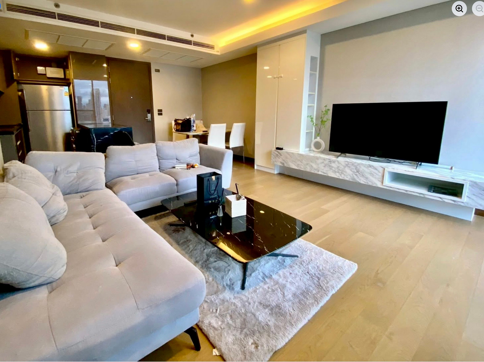 สัมผัสการอยู่อาศัยระดับพรีเมียมใจกลางสุขุมวิทกับ Siamese Exclusive Queens (Wyndham Residence) คอนโดลักชัวรีบนทำเลศักยภาพ ติด MRT ศูนย์การประชุมแห่งชาติสิริกิติ์ เพียงไม่กี่ก้าว รายล้อมด้วยสวนเบญจกิติ แหล่งไลฟ์สไตล์ และศูนย์ธุรกิจสำคัญของกรุงเทพฯ