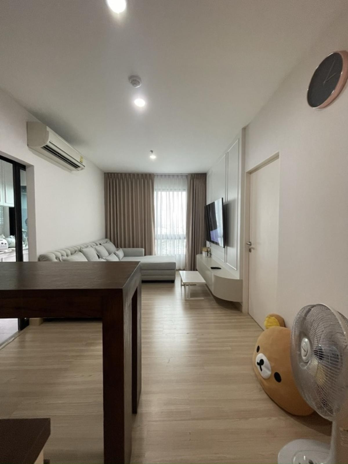 Newly decorated condo, selling at a loss. Newly decorated condo, selling at a loss.
