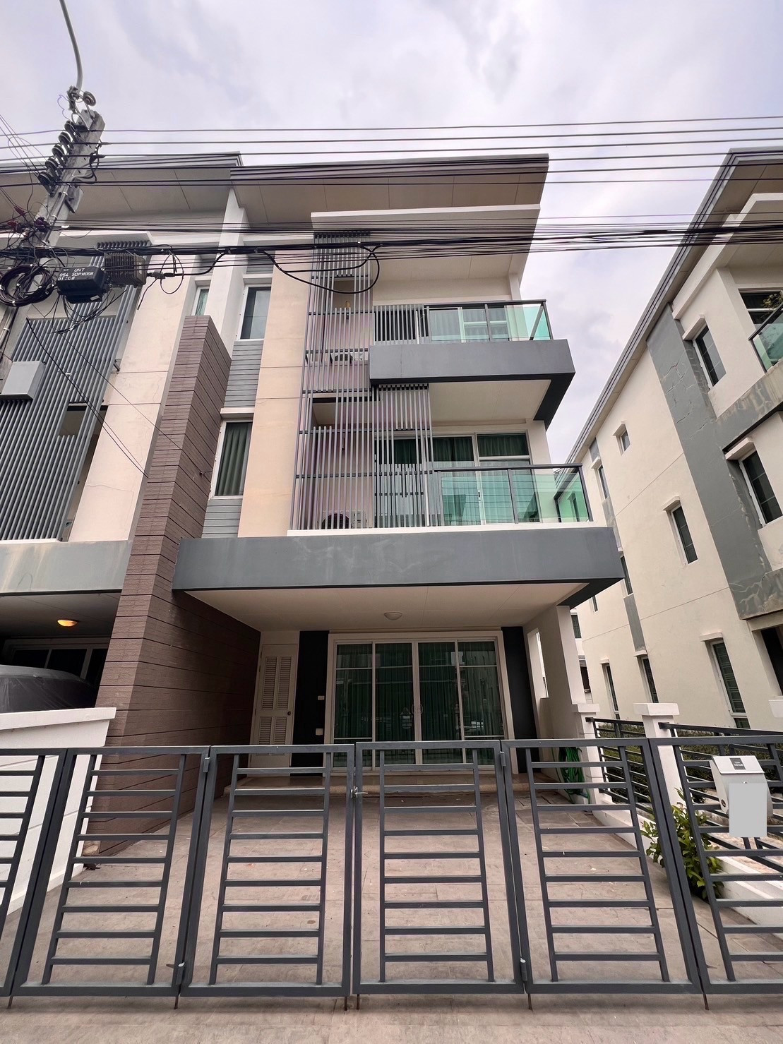 ให้เช่าทาวน์อเวนิวศรีนครินทร์ ใกล้สถานีศรีอ่อนนุช ให้เช่าทาวน์อเวนิวศรีนครินทร์ ใกล้สถานีศรีอ่อนนุช