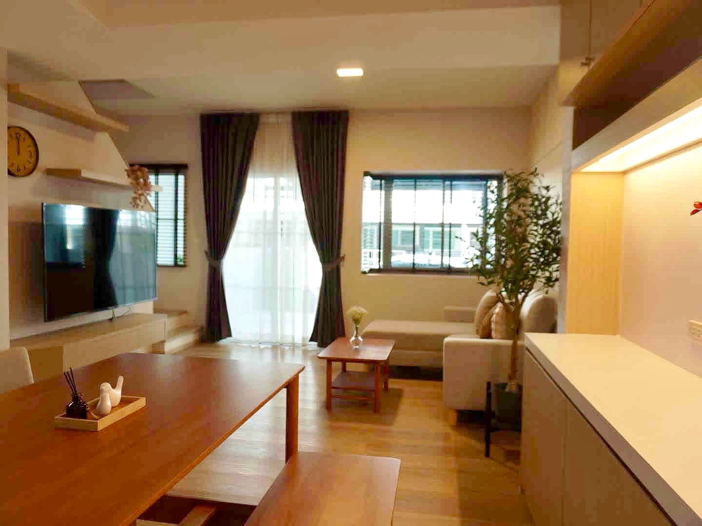 🌟ให้เช่าทาวน์โฮม อินดี้ บางนา รามคำแหง 2 บ้านสวย 2 ชั้น 2 ห้องนอน 3 ห้องน้ำ เฟอร์นิเจอร์และเครื่องใช้ไฟฟ้าครบครัน💥ค่าเช่า: 35,000 บาท/เดือน 