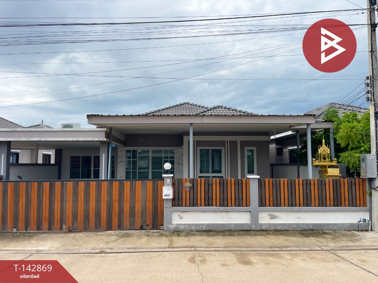 Semi-detached house for sale, Phetlada Village, area 44 sq m, Si Maha Phot District, Prachinburi Province, good location, near Industrial Estate 304.