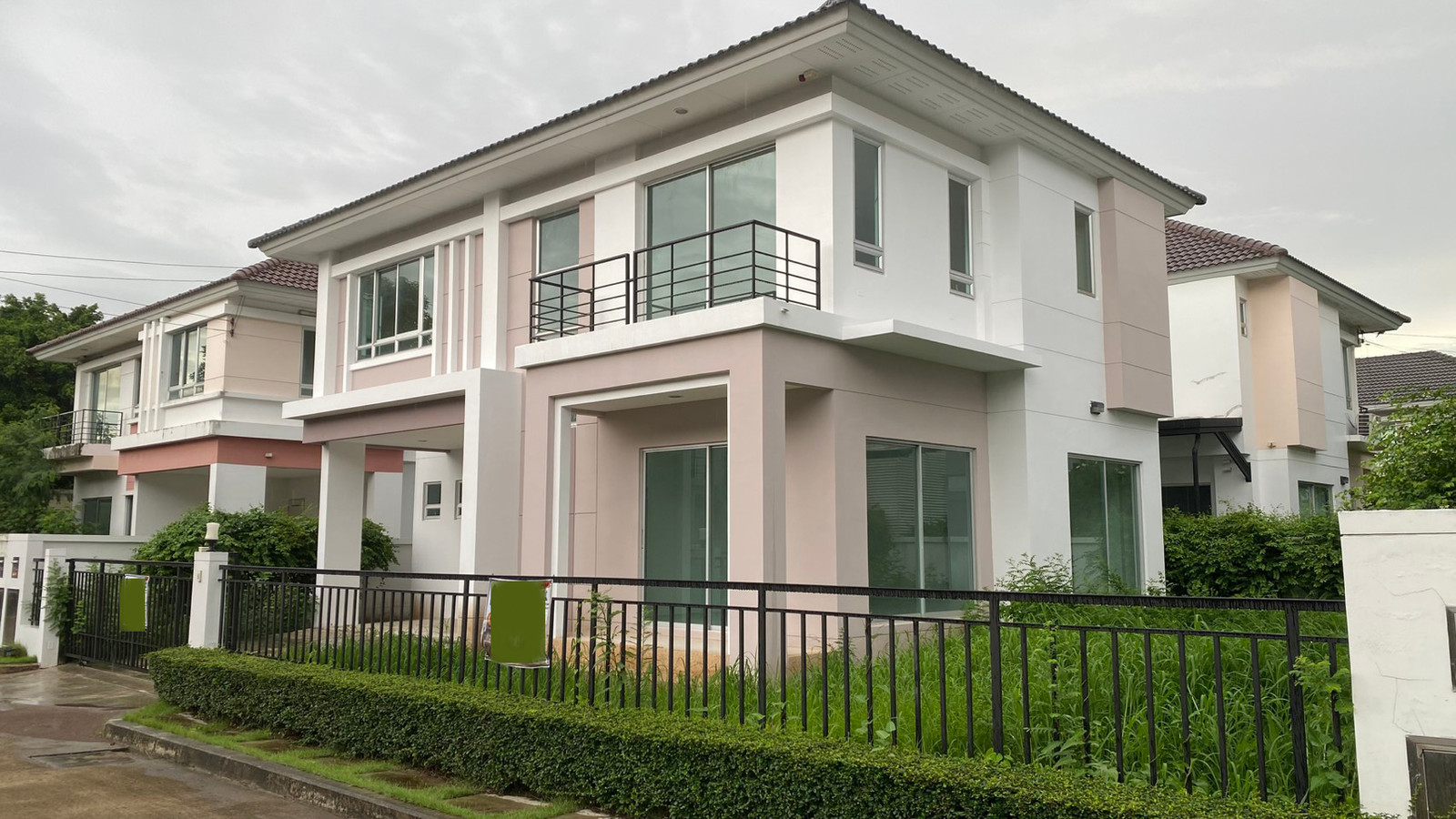 2-story detached house, size 62.8 sq m, Ramindra Road (next to Chanpen Restaurant), near Fashion Island Mall. There is a Pink Line train passing by. The new house has never been lived in. 2-story detached house, size 62.8 sq m, Ramindra Road (next to Chanpen Restaurant), near Fashion Island Mall. There is a Pink Line train passing by. The new house has never been lived in.