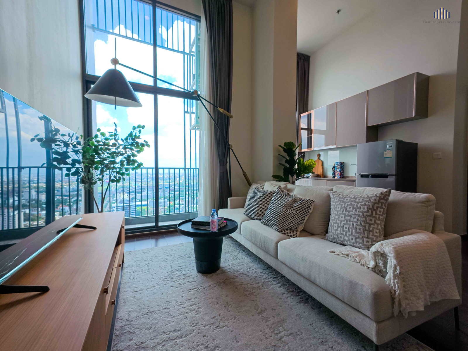 VIP Access สวนลอยฟ้าส่วนตัว!!  ขายคอนโด ซี เอกมัย (C Ekkamai) Loft Studio ห้องมุม เพดานสูง 4.5 เมตร 2 ห้องนอน 68 ตร.ม. ตกแต่งครบ ปล่อยเช่าได้ตลอด!! – รูปที่ 3