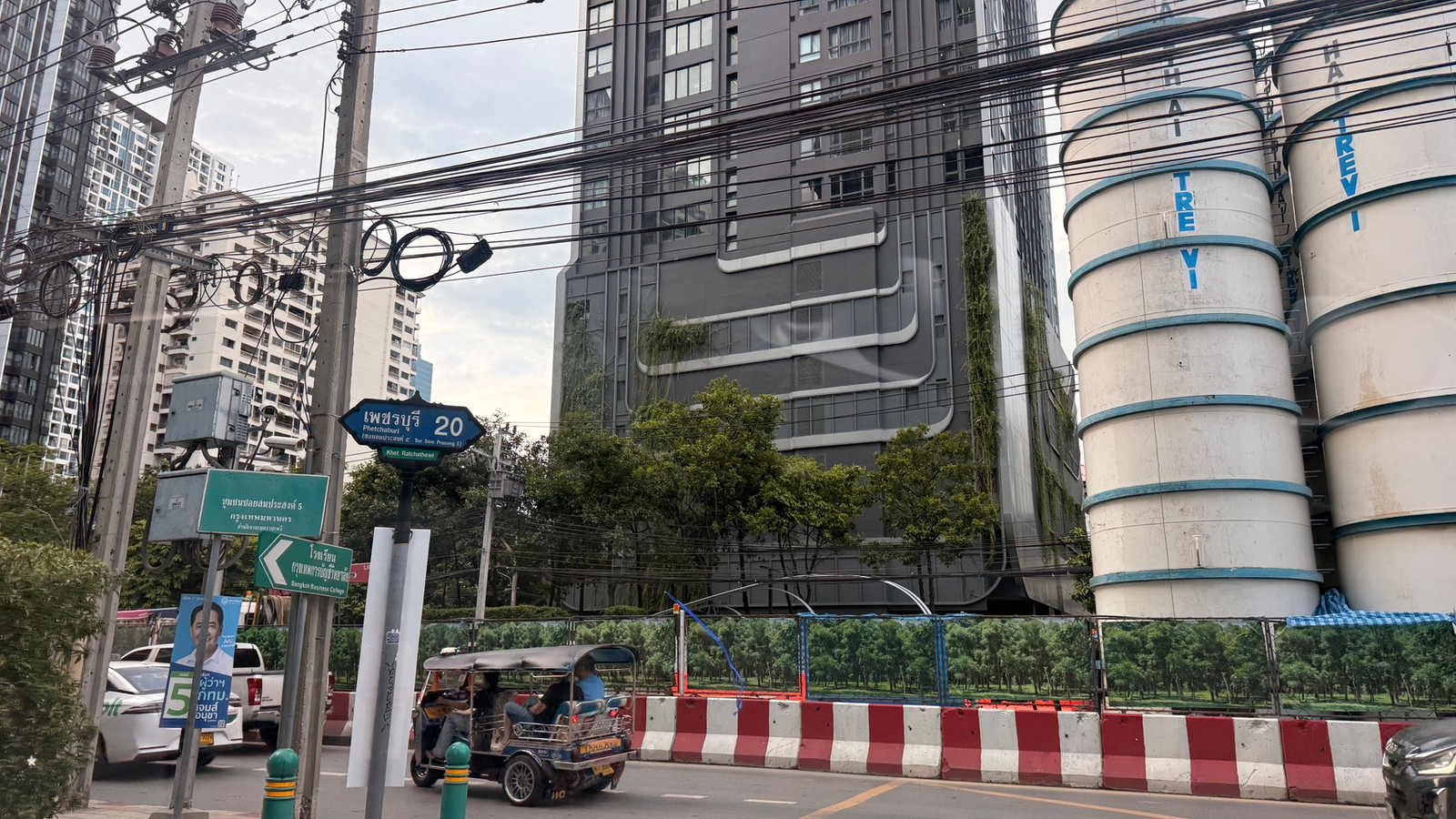 Land for sale, Soi Phetchaburi 20, location in the heart of the city. Land for sale, Soi Phetchaburi 20, location in the heart of the city.
