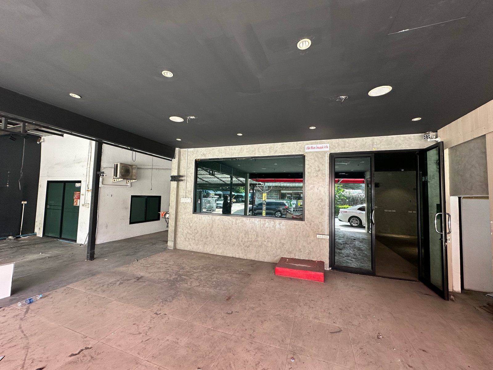 Huai Khwang area suitable for opening a restaurant, 700 sq m., 2 floors / 150,000 Huai Khwang area suitable for opening a restaurant, 700 sq m., 2 floors / 150,000