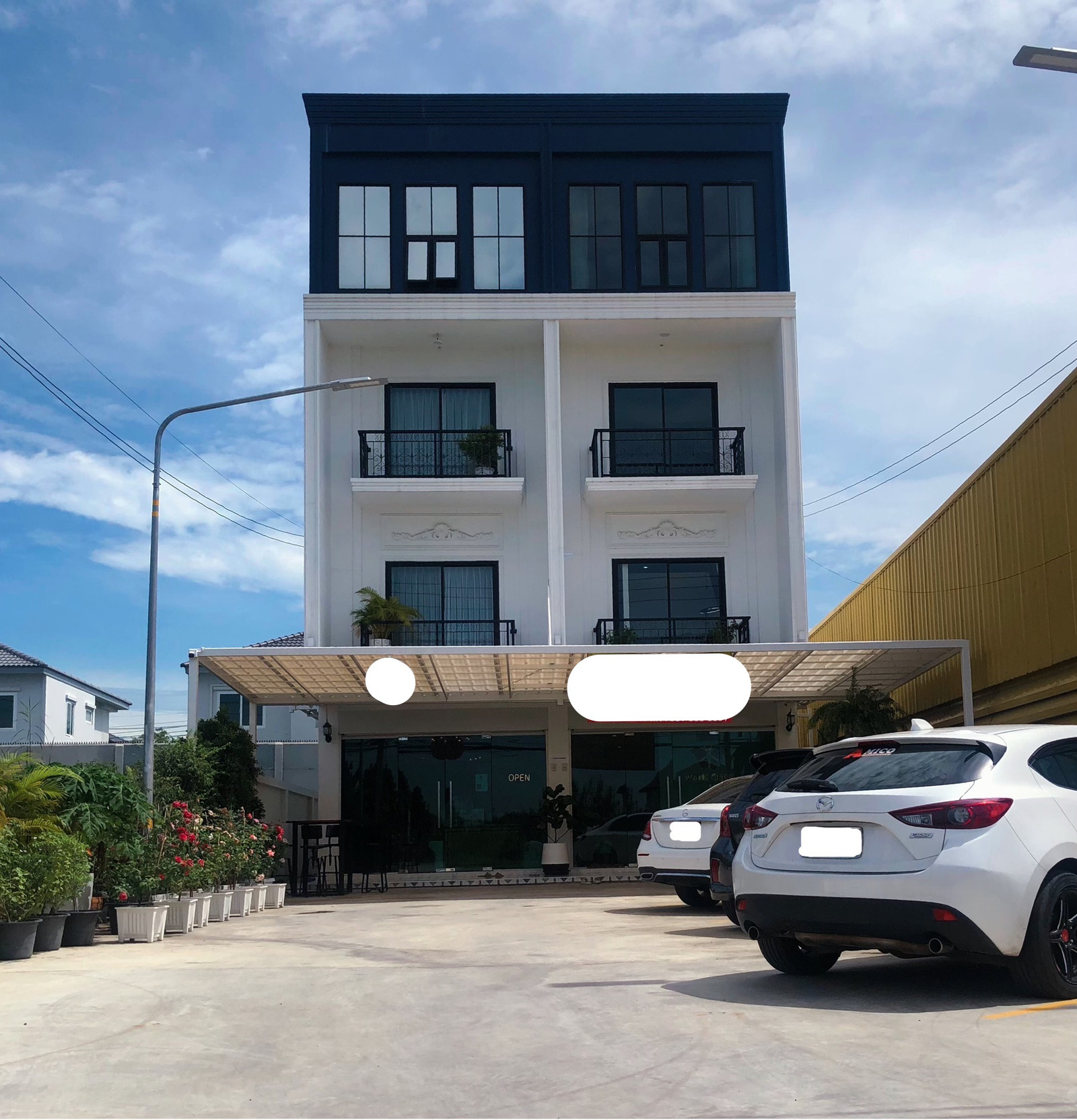 Stand alone building for sale as a commercial building. Inside is a medical clinic. The building is next to the main road in the community area. There is a private parking lot. For sale with tenant, Nonthaburi Stand alone building for sale as a commercial building. Inside is a medical clinic. The building is next to the main road in the community area. There is a private parking lot. For sale with tenant, Nonthaburi