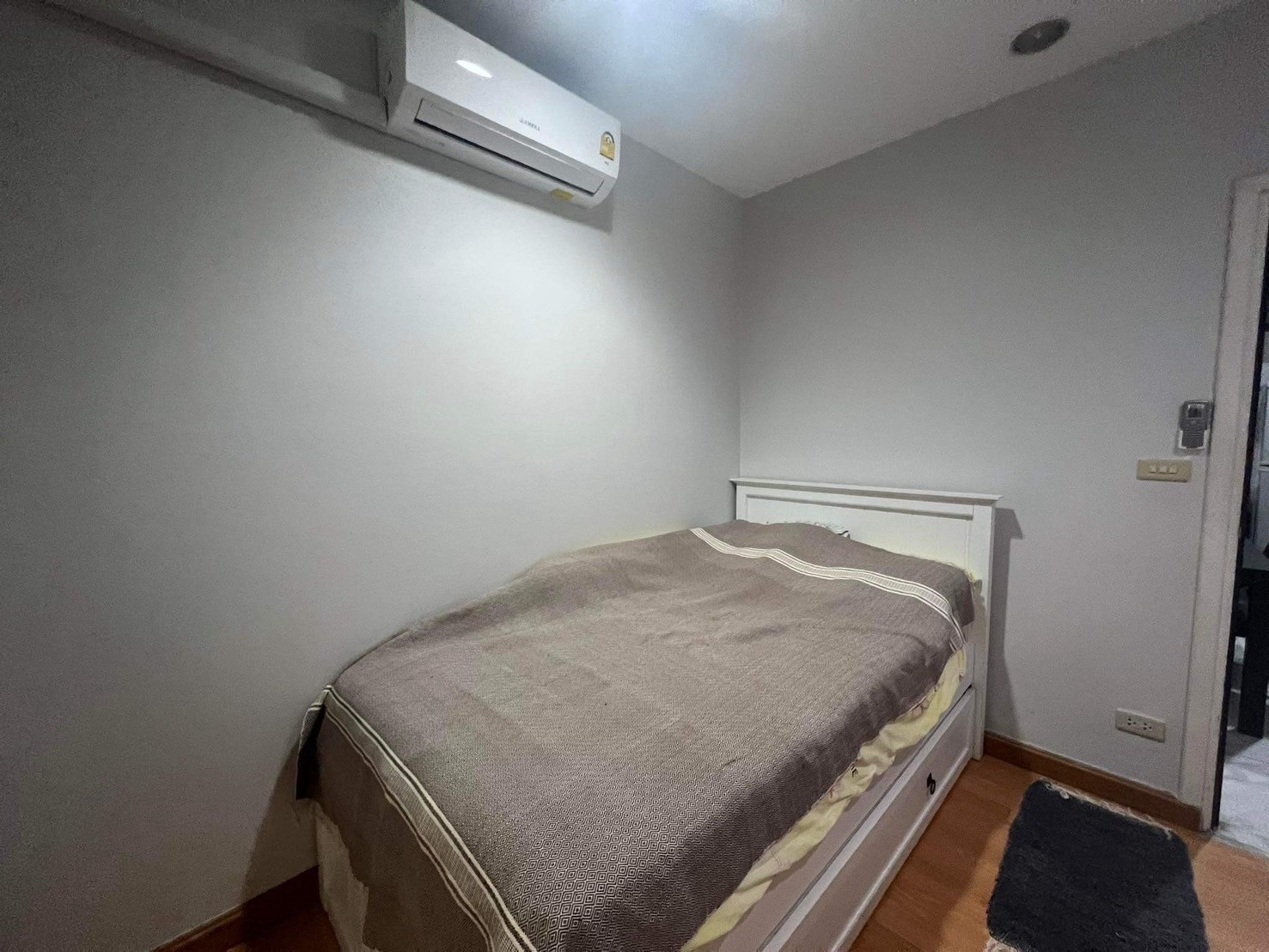 Sathorn House Condo very close to BTS Surasak (25 meters) furnished room for rent (2 bedroom) on 34 th floor only 27000 Baht per 1 month – รูปที่ 4