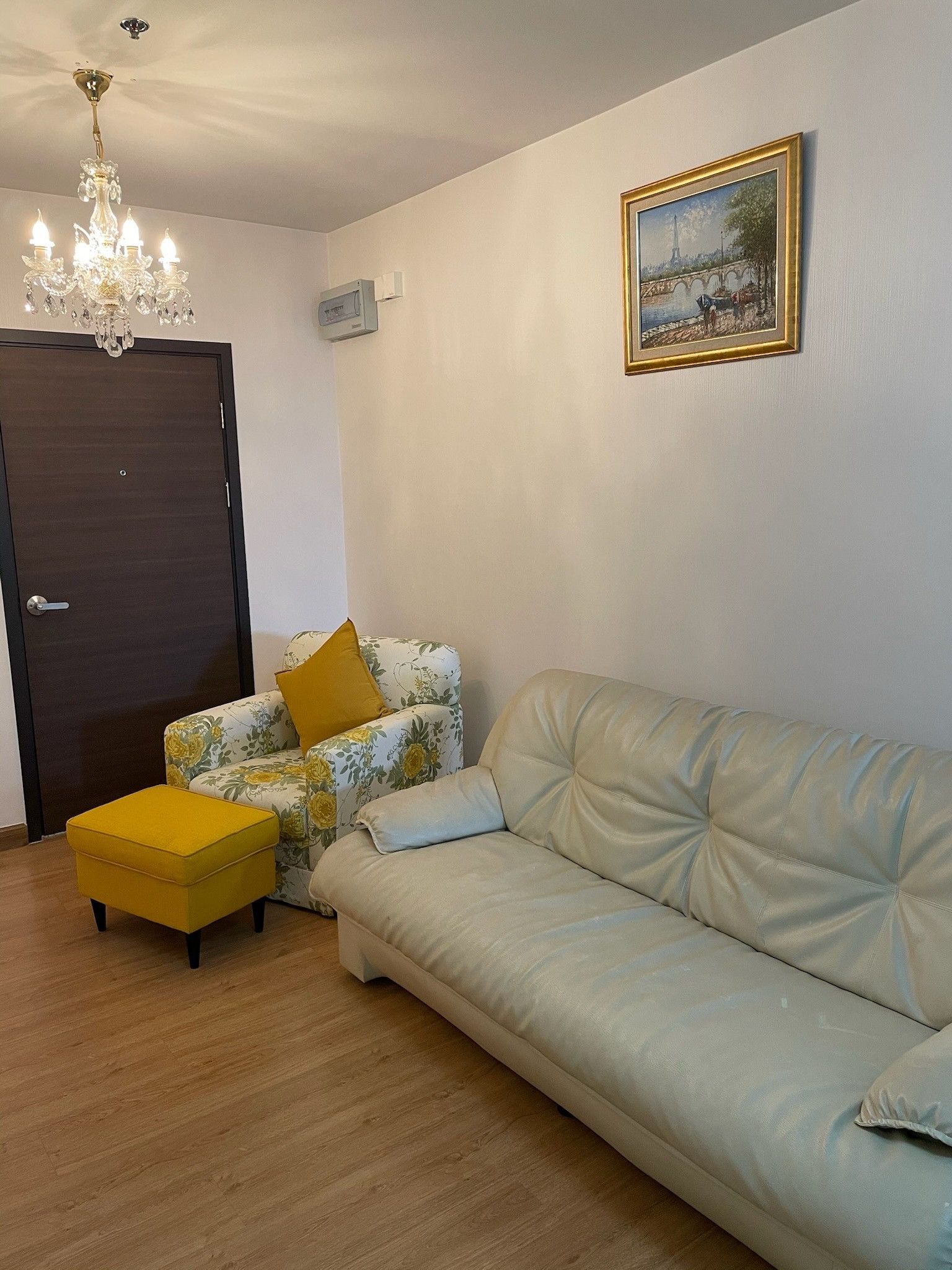 9th Floor Condo Near MRT and Market 9th Floor Condo Near MRT and Market