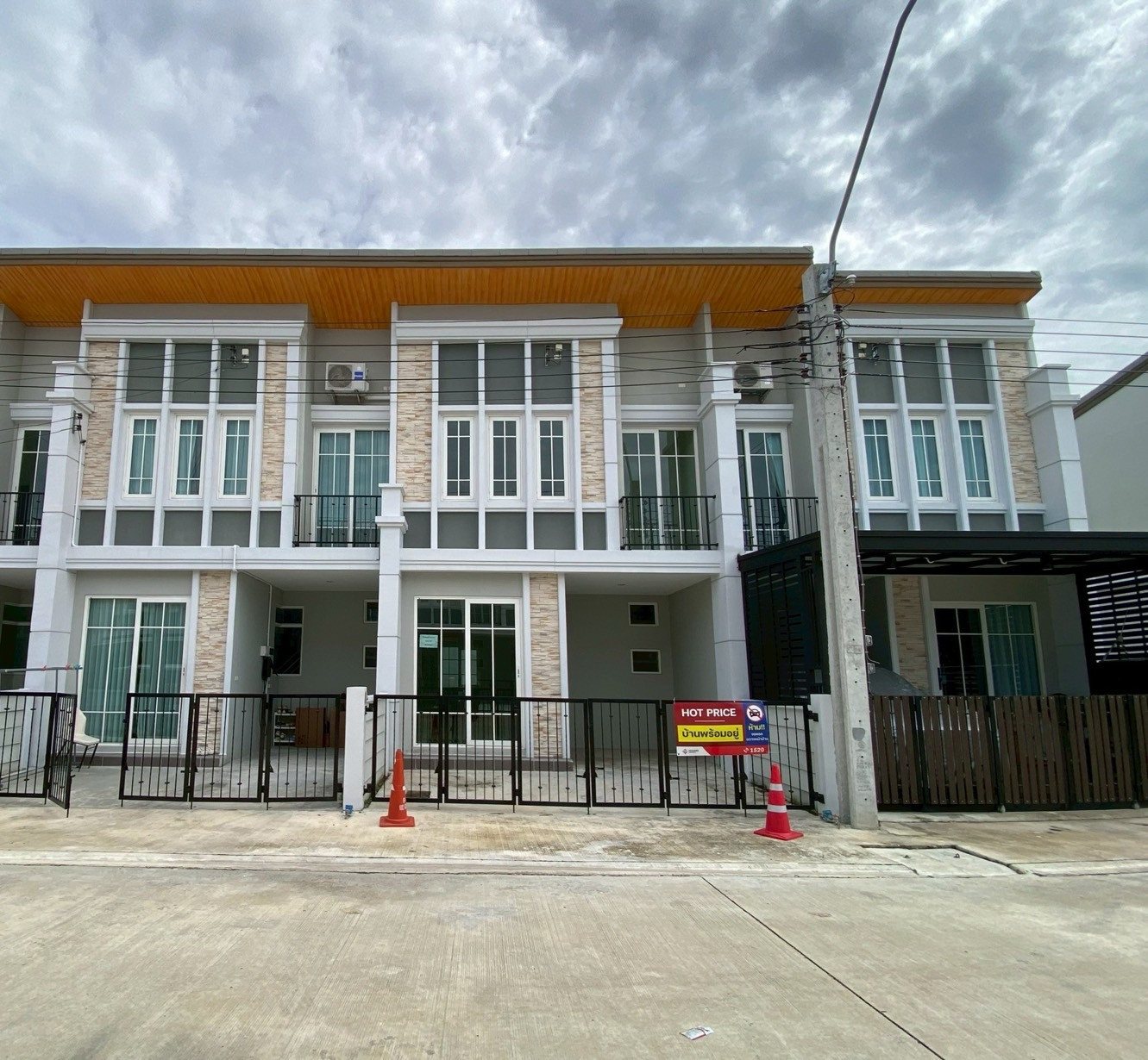 English style townhome, complete with functions, complete with clubhouse and swimming pool. Convenient travel, only 10 minutes* to 2 electric train lines. English style townhome, complete with functions, complete with clubhouse and swimming pool. Convenient travel, only 10 minutes* to 2 electric train lines.