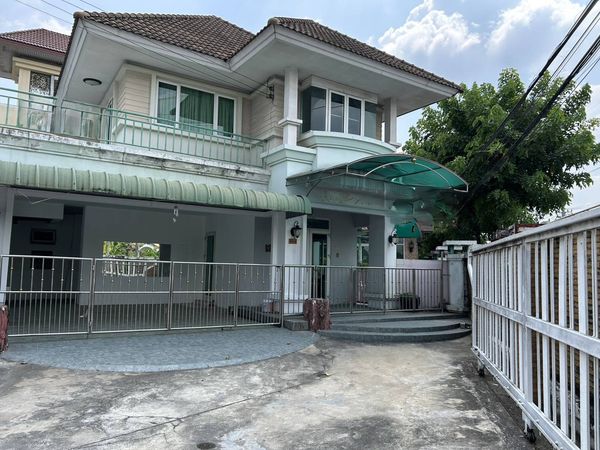For rent, 2-story detached house, Soi Suchawadee Village, Watcharaphon.