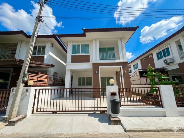 Semi-detached house (middle house), Roi Pruksa Village, Papa Nakhon, Nakhon Pathom, peaceful atmosphere, suitable for a large family.
