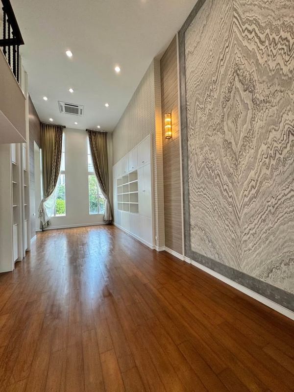 Townhome for rent, Baan Klang Krung Thonglor, opposite J-Avenue, luxuriously decorated.
