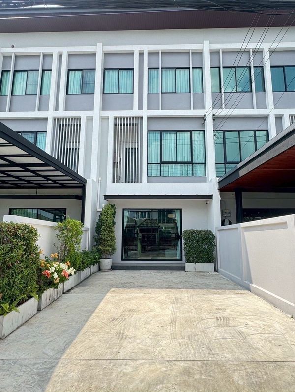 ให้เช่าทาวน์โฮม 3 ชั้น โชคชัย 4 3 ห้องนอน 226 ตร.ม ใกล้เซ็นทรัลอีสต์วิลล์ และ CDC