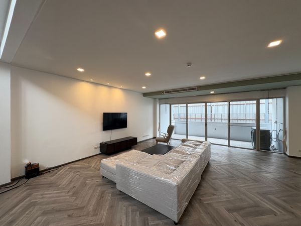 Residence for rent, prime location in Thonglor area. Extra wide area of ​​347 sq m. (3 bedrooms, 4 bathrooms, with maids room) meets the needs of large families, close to BTS Thonglor, Samitivej Hospital and J Avenue.