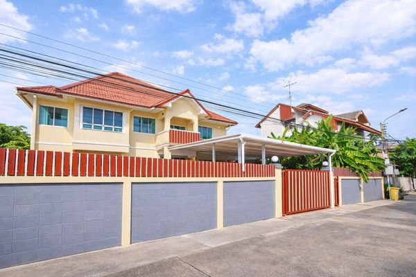 Wachiratham Sathit 35-45 Two-storey detached house 6beds 3baths 29,999 B-M. near BTS Udomsuk 1.8km Seacon Square1.9 km. Land size 100 sq.wah with 500 sq.m usable area, fully furnished and move-in ready.