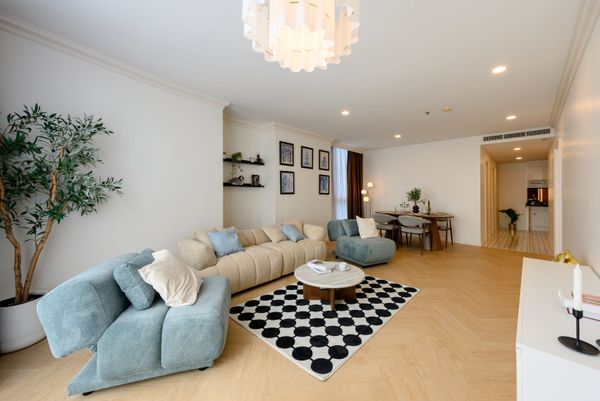 Newly renovated condo, large room, next to Ekkamai Road, price low 100,000 per square meter. Cheaper than when the project was launched