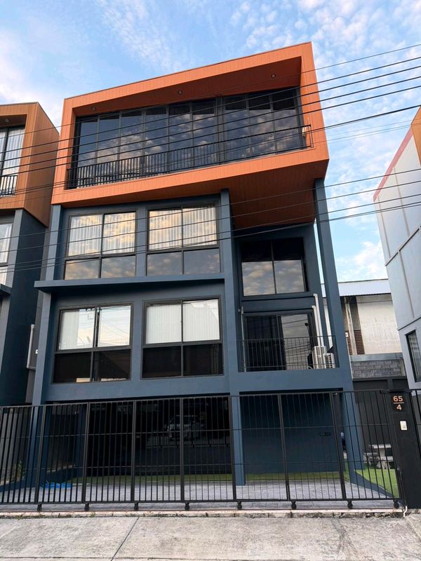 Home office for rent, 3 and a half floors, prime location next to the main road ✨🏢 
 📍 King Kaew - Samut Prakan 
 Highlights of the project/location ✨ 
 
 • 📍 Good location, entrance next to Kasikorn Bank🚗, potential location suitable for offices, compani