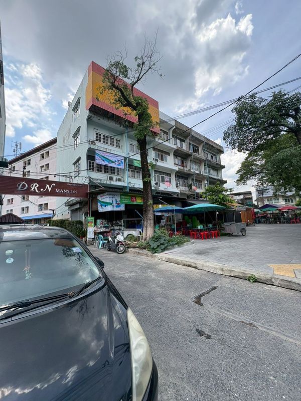 **For sale** Commercial building, 4 and a half floors, 1 unit, prime location, Soi Ekkamai 30, in the heart of the city, near BTS Ekkamai.