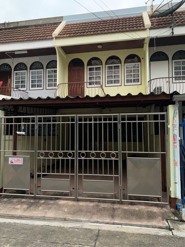 2-story townhouse for sale, Soi Phetkasem 60/3, size 17 sq m., near MRT Bang Khae and entrance to Phutthamonthon Sai 1 Road.