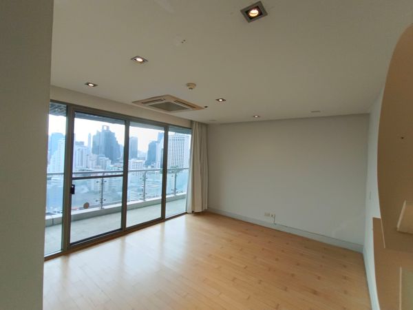 Large unit with garden view, next to Benjakitti Park, and close to BTS Asok – MRT Sukhumvit interchange. / The Lakes 3 bed 414 sq.m.Tel. 0937890899
