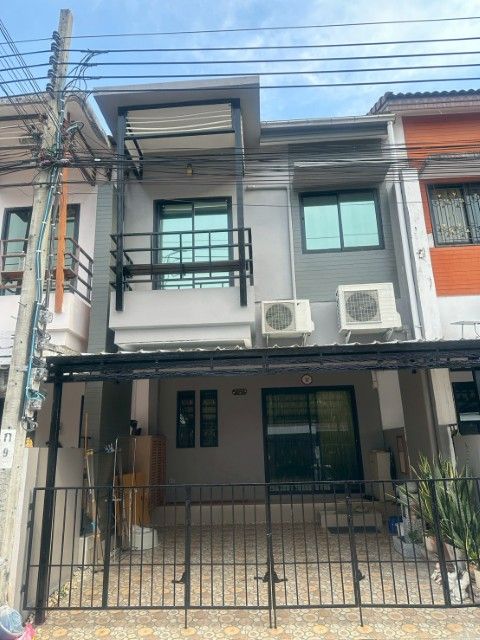 2-story townhouse for rent, The Log Town, Sukhumvit Road 103, 3 bedrooms, 2 bathrooms, fully furnished, good location, convenient travel, near BTS Udomsuk, rent 23000 baht.
