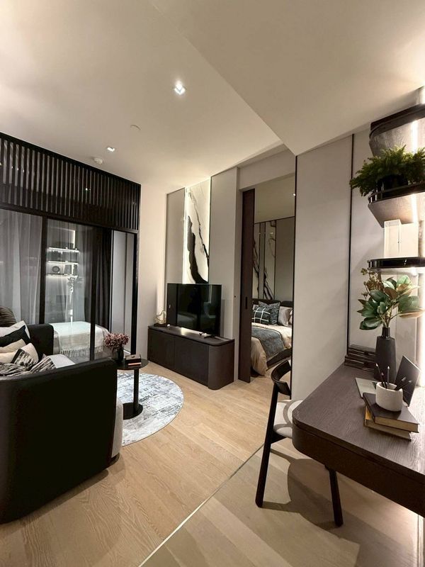 Urgent for sale, 2 bedrooms, 1 bathroom, Ashton Silom, size 49 sq m. If interested, contact 065-464-9497.