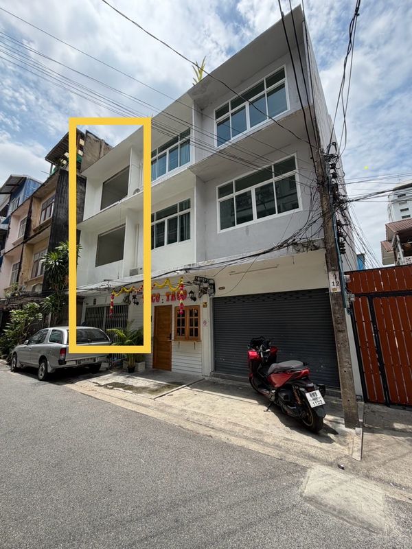 🏡 For Rent | Townhouse for rent, Sathorn 11, completely renovated.
📍Sathorn-Silom, near BTS Saint Louis, only about 600 meters.