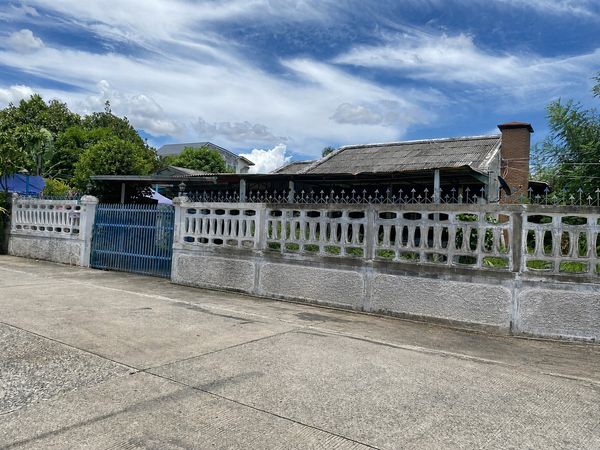 95926 - Single house for sale with tenants, sold according to condition, private corner house.