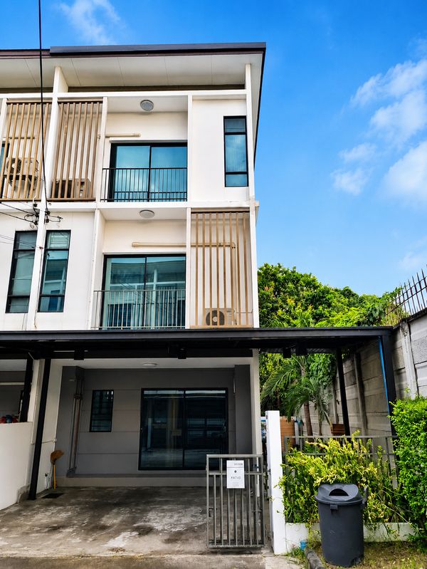 ขายทาวน์โฮม 3 ชั้น Patio Srinakarin – Rama 9 ทำเลกรุงเทพกรีฑา บ้านสวยพร้อมอยู่ ติดแอร์ทุกห้อง พื้นที่กว้าง 29.8 ตร.ว. ใกล้รถไฟฟ้า ทางด่วน และสิ่งอำนวยความสะดวกครบครัน