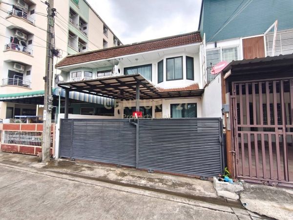 รีโนเวทใหม่เอี่ยม! ให้เช่าทาวน์โฮม 2 ชั้น รัชดา ซอย 3 | 3 นอน 2 น้ำ จอดรถ 2 คัน ใกล้ MRT พระราม 9 No.50-TH-69005