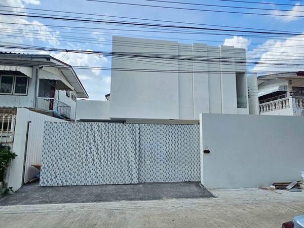 ขายบ้านเดี่ยว โชคชัย 4 รีโนเวทใหม่ ใกล้ Central Eastville ทำเลลาดพร้าว
