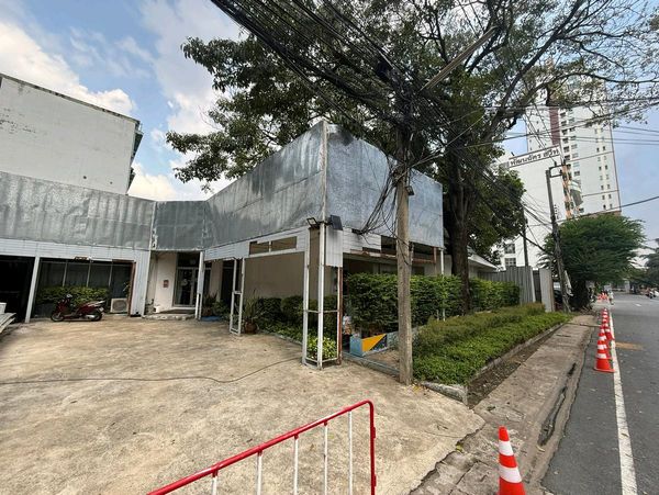 🏢 ให้เช่า Commercial Compound ใจกลางวิภาวดี–จตุจักร | พื้นที่ 400 ตร.ม. | จอดรถจำนวนมาก | เหมาะสำนักงานใหญ่ คลินิก โชว์รูม