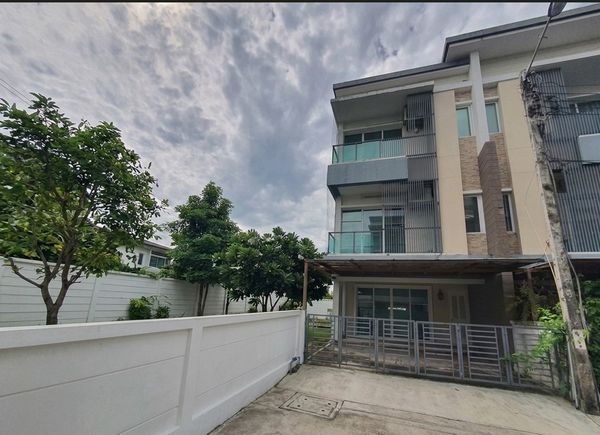 ขายทาวน์โฮม 3 ชั้น หมู่บ้านทาวน์พลัส เอ็กซ์ ลาดพร้าว 54 ตรว ใกล้ CHIC ซอยโยธินพัฒนา เลียบด่วนรามอินทรา  