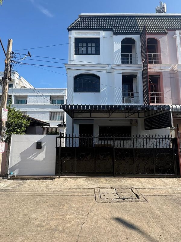 3-storey house for rent in Rama 9 – Ratchada, near MRT Thailand Cultural Centre, 400 sq.m usable space, suitable for residential or home office, close to international schools and Chinese Embassy
