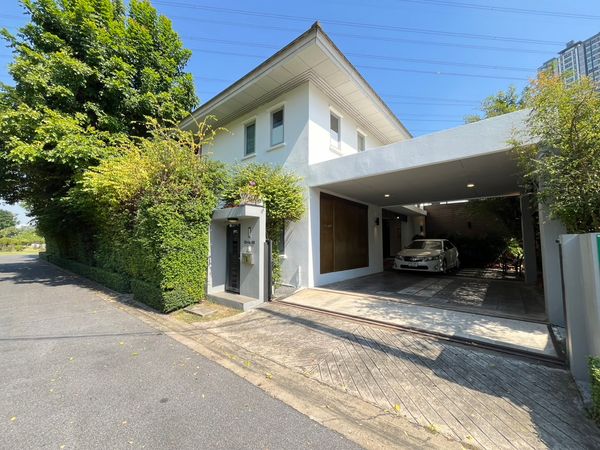 Luxury detached house for sale, Pool Villa, next to a large garden, 4 rai, near the BTS | Noble Tara Pattanakarn | 146 sq m | 43 million baht. Luxury detached house with private swimming pool. On one of the potential locations in the Pattanakarn - Srinaka