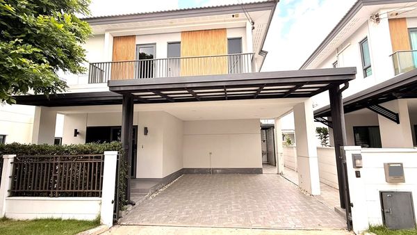 For rent, 2-story detached house, Baan Centro Wongwaen - Chatuchot village, with furniture, good location, near the expressway.