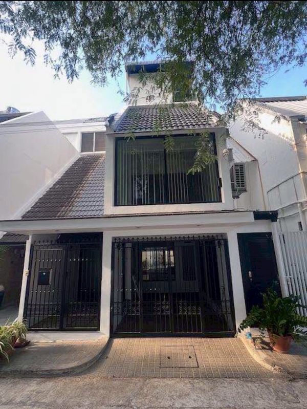 Renovated townhouse in Sukhumvit 49 located in a prime residential area near Samitivej Hospital and ELC International School, offering spacious living space and parking for up to 6 cars, suitable for both residence and long-term investment